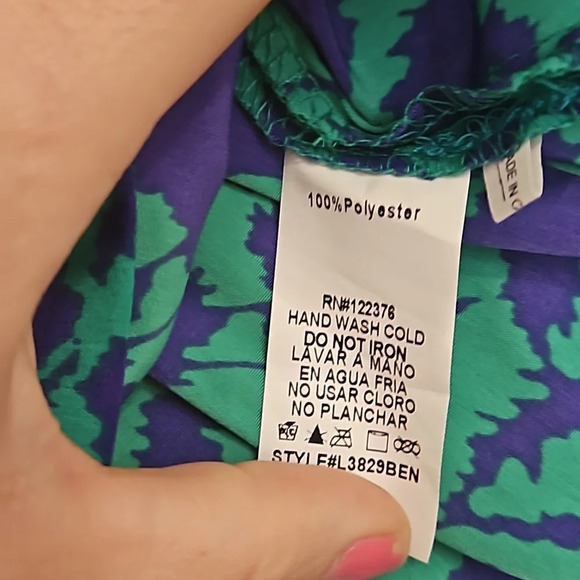 ANTHROPOLOGIE Sketchbook printed Silky pleated shorts In Blue/green. Size small - Picture 3 of 8